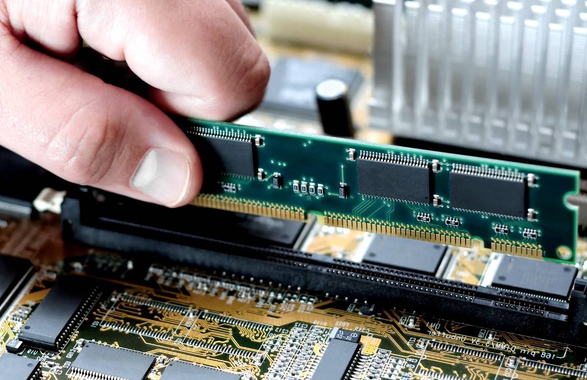 Покупать оперативную память надо с умом - тут первый попавшийся вариант не подойдёт