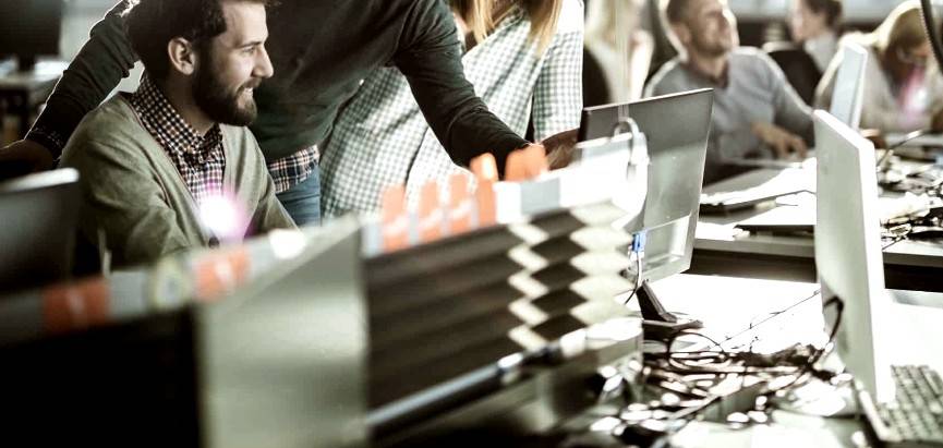 Некоторые люди сознательно ставят Линукс в качестве основной операционной системы на свой компьютер Некоторые люди сознательно ставят Линукс в качестве основной операционной системы на свой компьютер